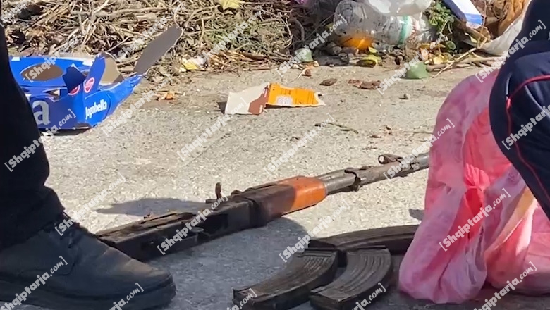 VIDEO/ I përdorur në ngjarje kriminale? Gjendet një kallashnikov në koshin e mbeturinave në lagjen 'Pavarësia' në Vlorë