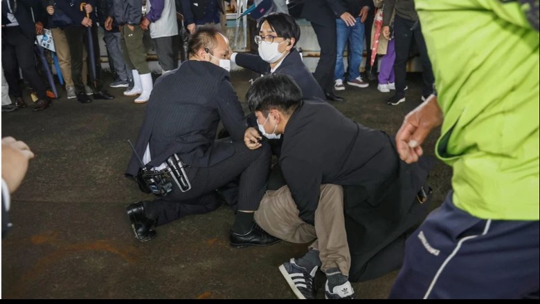 Shpërthim gjatë takimit elektoral të kryeministrit të Japonisë, një person hedh një bombë tymuese