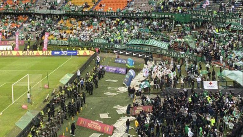 VIDEO/ Përleshje masive me policinë dhe 89 të lënduar në stadium, anulohet 'El Clasico' në Kolumbi! Tifozët 'mbajnë peng' klubin