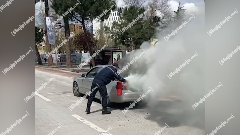 VIDEO/ Momenti kur polici i Bashkisë Tiranë fik zjarrin në makinën që mori flakë në Bulevard