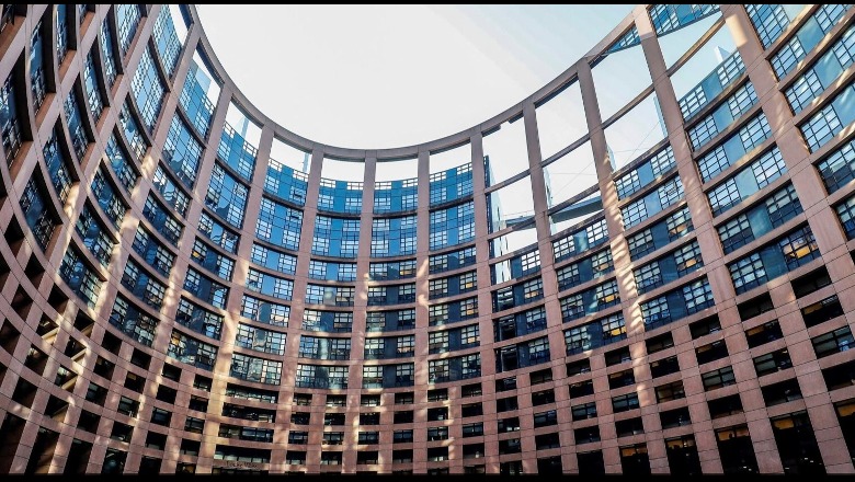 Liberalizimi i vizave për qytetarët e Kosovës, sot Parlamenti Evropian nënshkruan zyrtarisht marrëveshjen