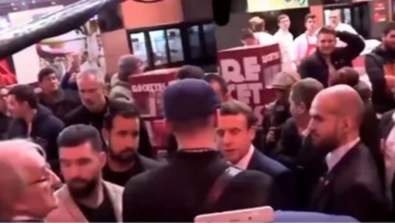 Protestuesit francezë nuk ndalen, sulmojnë me vezë e tenxhere Macron
