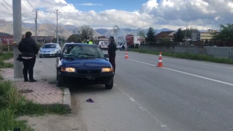 Aksident në Durrës, shoferja 22-vjecare përplas me makinë këmbësoren 80 vjeçe! Shoqërohet në polici