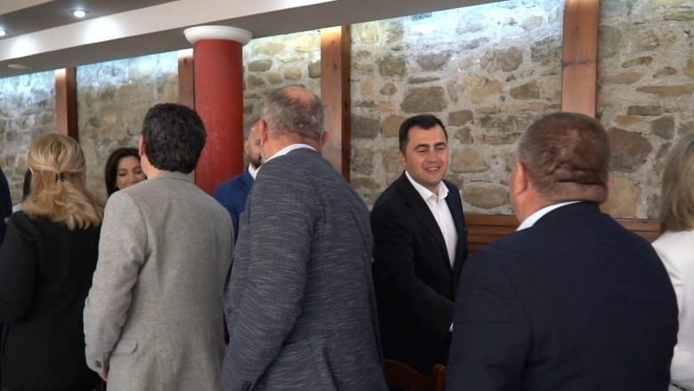 FOTOLAJM/ Fitër Bajrami bën bashkë PS dhe PD në Elbasan, Gjiknuri dhe Llatja shtërngojnë duart me deputetët demokratë