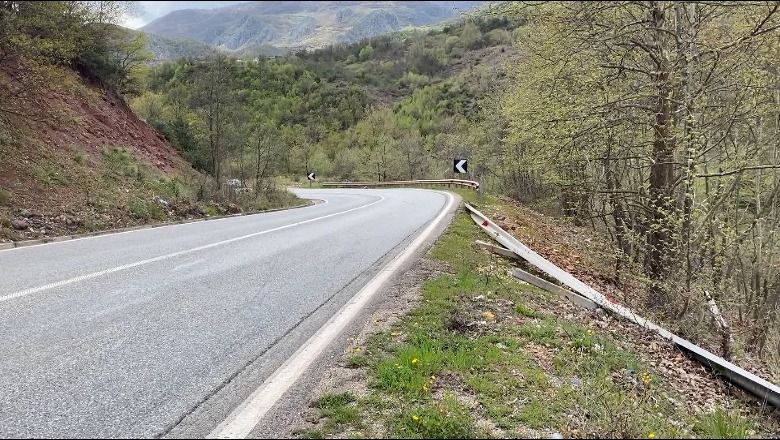Rruga Elbasan-Përrenjas njollë e zezë aksidentesh, barrierat e dëmtuara nuk riparohen nga ARRSH! Banorët: Të merren masa sa më shpejt