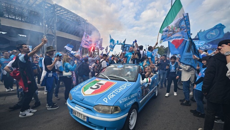 Në pritje të zyrtarizimit kampion, Napoli ndizet që në orët e para të mëngjesit! Tifozët ‘pushtojnë’ qytetin (VIDEO)