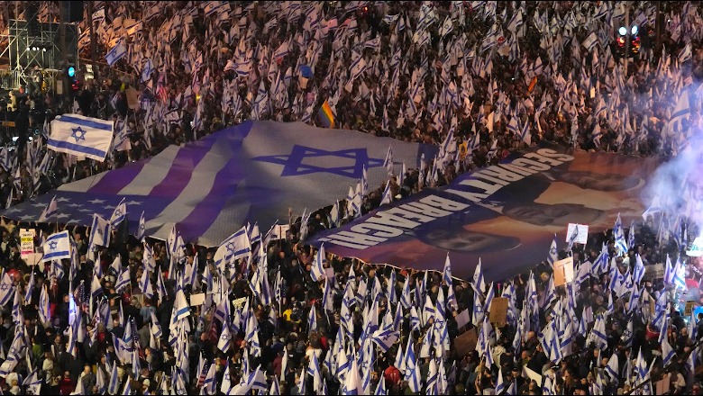 Izraelitët ‘s’gjejnë qetësi’, protesta masive kundër kryeministrit në Tel Aviv
