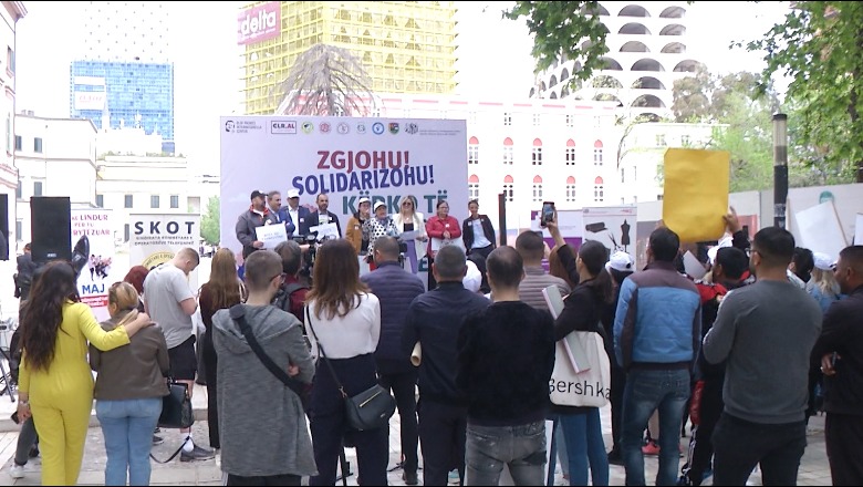 Dita e punëtorëve/ Tubim i shoqërisë civile në Tiranë, punonjësja e pastrimit: Pagat e ulëta! Nuk na dalin as për të plotësuar kushtet e fëmijëve