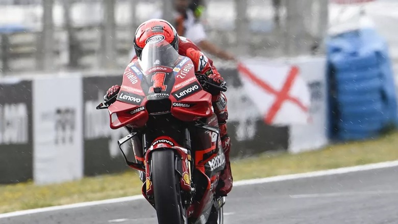 MotoGP: Bagnaia i tregon vendin Binder-it në një garë të tensionuar dhe me flamur të kuq