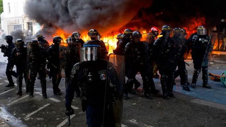 Në Ditën e Punëtorëve, protesta masive në Francë! Demonstruesit përleshen me policinë, 291 të arrestuar, 108 policë të plagosur