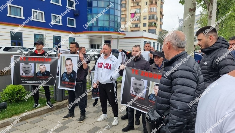VIDEO/ Zhdukja e Sulovarit dhe Thodhorit në Sarandë, familjarët protestë para Policisë së Shtetit në Tiranë: T’u hedhim një dorë dhé nëse janë vrarë