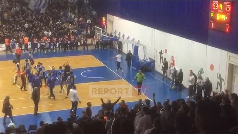 VIDEO/ Tifozët e Besëlidhjes godasin lojtarët e Tiranës, ndërpritet finalja e basketbollit në kryeqytet! Forcat speciale në parket