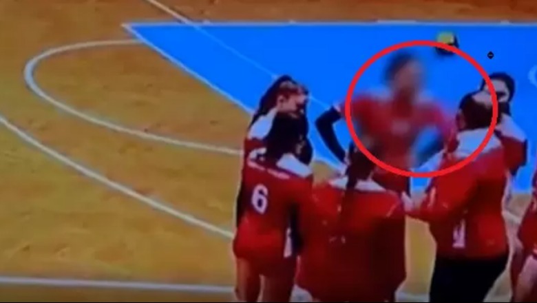 VIDEO/ E turpshme në volejboll, trajneri i Skënderbeut godet me shpullë sportistet 18-vjeçare! FSHV: I hiqet licenca dhe përjashtohet përjetë