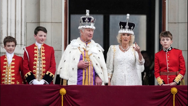 Mbreti dhe Mbretëresha përshëndesin turmat nga ballkoni i Buckinghamn, u bashkohet Kate dhe Uilliam, Harry mungon 