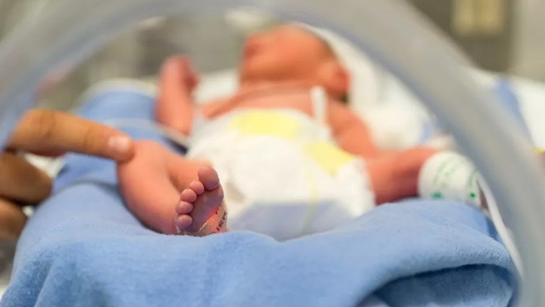 Lind foshnja e parë në Britani me tre prindër gjenetikë! Dhurimi mitokondrial parandalon sëmundjet e trashëgueshme