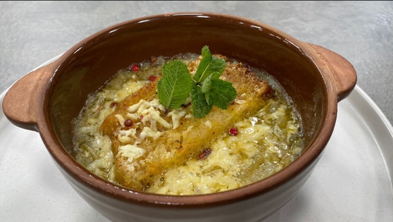 Supë me qepë të karamelizuar, djathë dhe bukë të thekur nga zonja Albana
