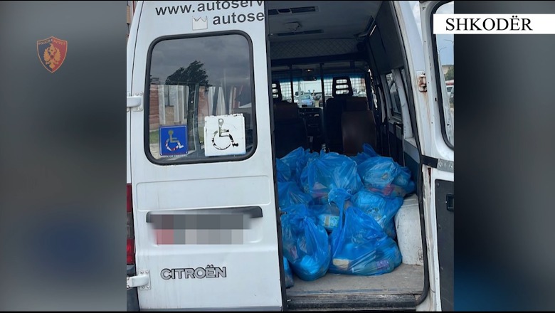 Dyshohet se po i shpërndanin për fushatë, dy punonjësit e Bashkisë Shkodër kapen me 50 pako ushqimore në furgonin e Drejtorisë Arsimore (VIDEO)