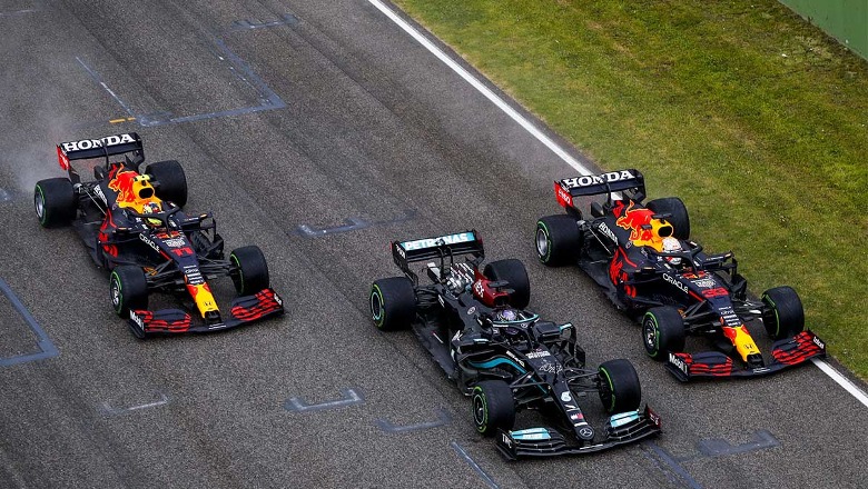 Red Bull ironi me rivalët në F1: Ku kanë humbur Ferrari dhe Mercedes?