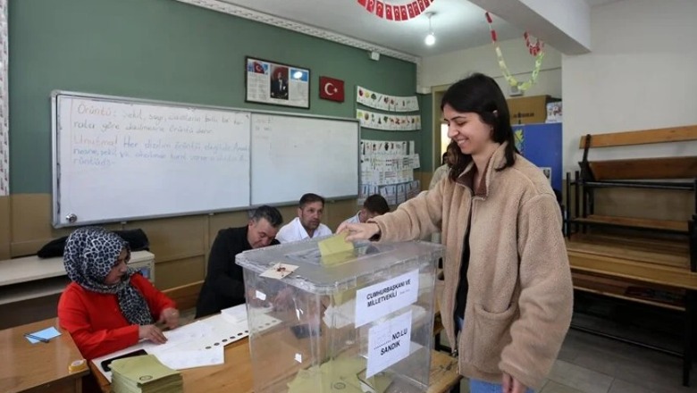 Zgjedhjet në Turqi/ Hapen qendrat e votimit në të gjithë vendin, qytetarët në rradhë vendosin fatin e Erdogan dhe Kemal Kılıçdaroğlu
