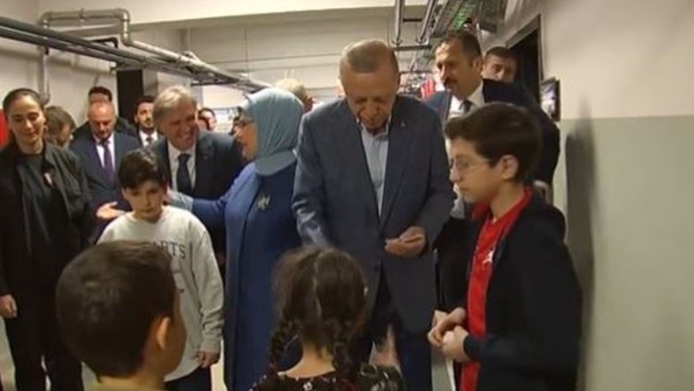VIDEO: Erdogan u jep para fëmijëve pak para votimit