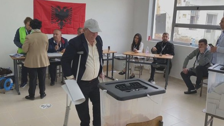 FOTOLAJM/ Ka 14 muaj me paterica, qytetari në Kuçovë shkon të votojë