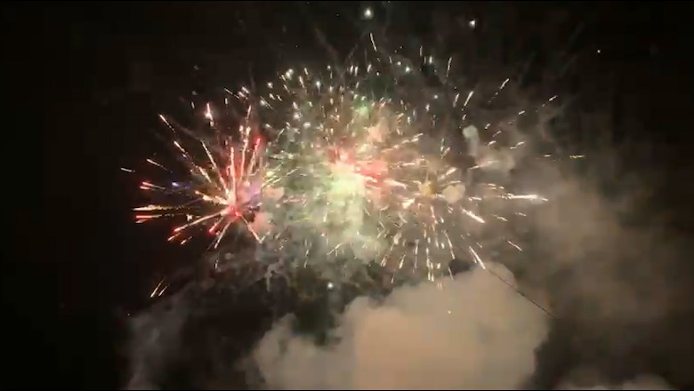 VIDEO/ Mbështetësit e PS fitojnë fitoren, në Shijak festohet me fishekzjarre, në Kukës dhjetëra qytetarë mblidhen para bashkisë  