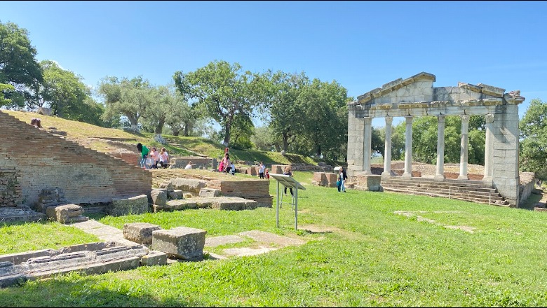 Ekspozitë me gjetje arkeologjike në Parkun e Apolonisë në Fier! Turisti çek: Gjeta përmasa historike të veçanta nga koha romake