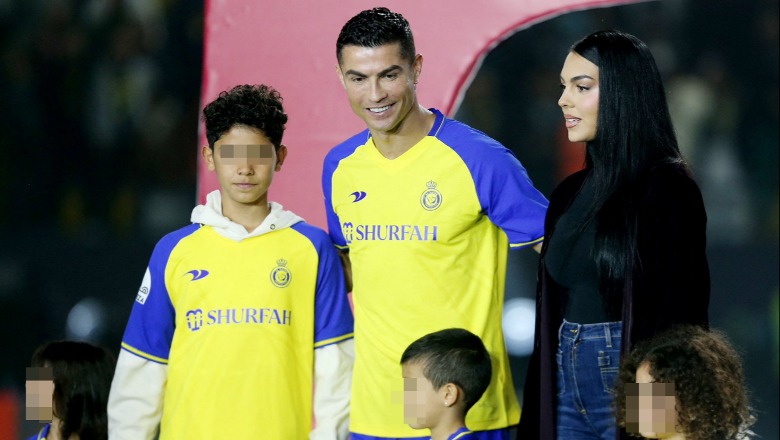 Surprizohen tifozët, djali i Cristiano Ronaldo-s shfaqet me fanellën e Barcelonës (VIDEO)
