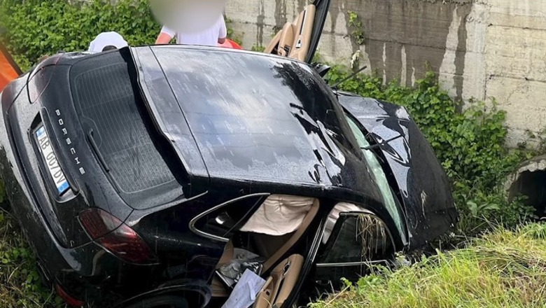 Humbi kontrollin e ‘Porsche’ dhe u plagosën dy pasagjeret, arrestohet 20-vjeçarja në Shkodër