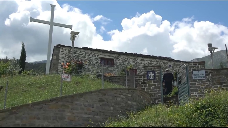 Kisha ‘mistike’ e Shën Kristoforit në Leusë të Përmetit, komunizmi e ktheu në stallë lopësh, u rindërtua në ’91! At Ilia 32 vite në shërbim