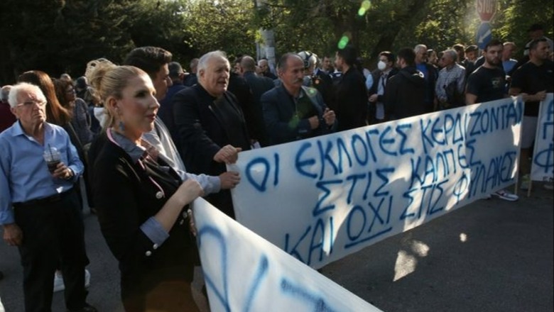 FOTOLAJM/ Mbështetësit e Fredi Belerit protestojnë para ambasadës shqiptare në Athinë: Nuk kanë arritur të na trembin