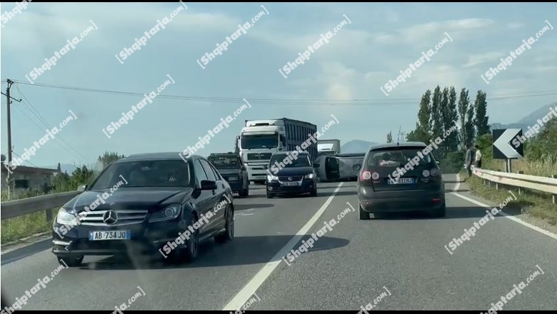 Makina përmbyset në mes të rrugës Lezhë-Laç! Trafik i rënduar i automjeteve
