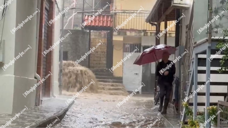 Reshje të dendura shiu në Lezhë, ‘paralizohet’ lëvizja e automjeteve! Situatë problematike në disa lagje të qytetit