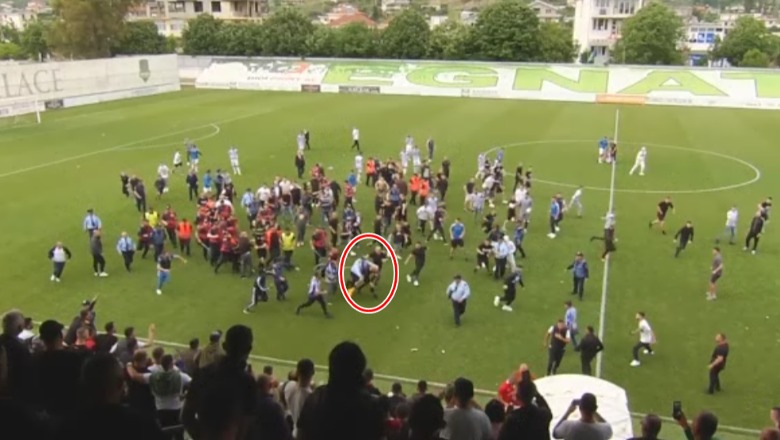 Pamje nga tribuna, tifozët e Tiranës dhunojnë futbollistin e Bylisit dhe anësorin Rexha (VIDEO)