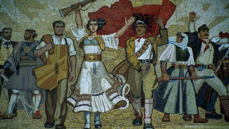 Vajtimi për yllin komunist dhe librin e Enverit tek mozaiku 'Shqipëria'