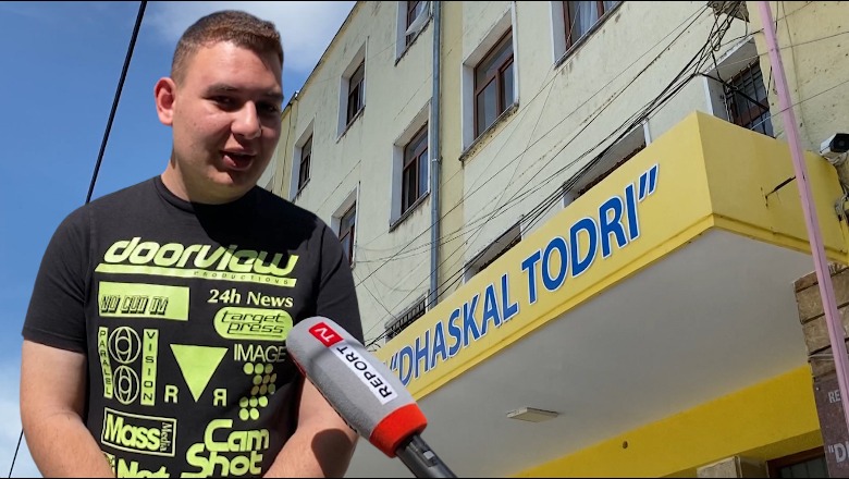 Maturantët vendosin për fatin e studimeve, Report Tv në gjimnazin ‘Dhaskal Todri’ në Elbasan! Nxënësit: Studiojmë në Shqipëri
