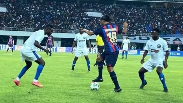 I lindur për futboll, Ronaldinho dhuron spektakël në moshën 43-vjeçare (VIDEO)
