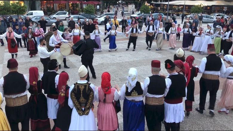 Festivali folklorik ‘Shpirti i Ballkanit’ në Korçë, trevat shqiptare dhe grupet nga rajoni sjellin traditën  
