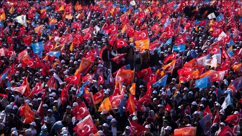 Të dielën balotazhi në Turqi, ‘nxehen’ tonet e fushatës! Erdogan ‘sulm me postera’, rivali me plan kundër emigrantëve
