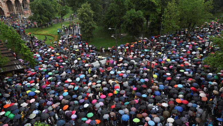 Mijëra qytetarë protestojnë kundër dhunës në Beograd: Dorëhiquni