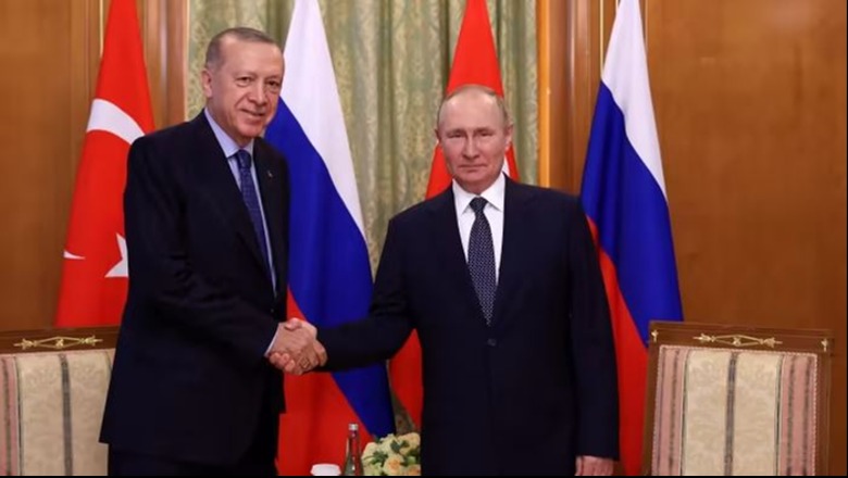 Putin përgëzon Erdoganin: Fitorja në zgjedhje ishte rezultat i natyrshëm i punës tuaj vetëmohuese për popullin turk