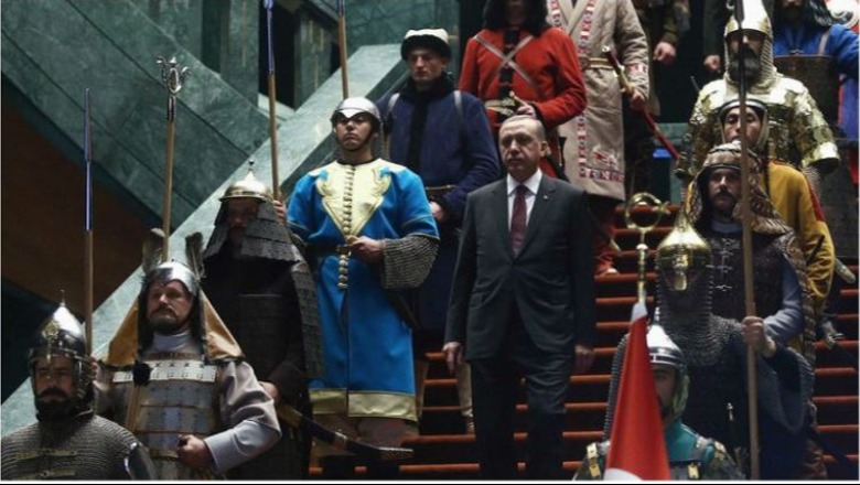 Profili i Erdogan, nga shitës limonadash në njeriun me të pushtetshëm në Turqi