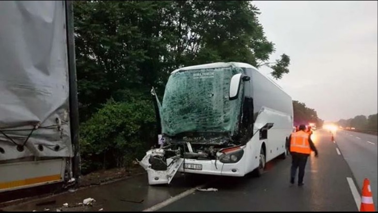 Aksident në Turqi, autobusi me mbështetës të Erdoganit përplaset me kamionin, 22 të plagosur