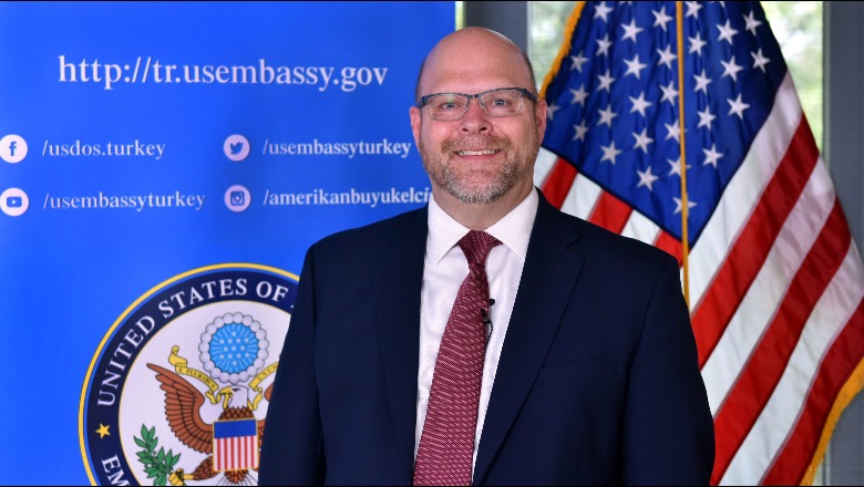 Ambasadori i SHBA-së në Kosovë: Kurti të ndërmarrë hapa për shtensionimin e situatës
