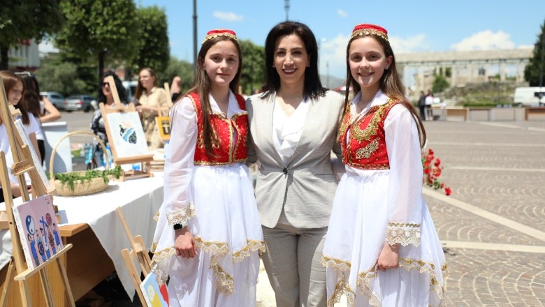 Kushi në panairin ‘Art, Zeje dhe Sport’ në Lezhë: E surprizuar nga talenti i nxënësve