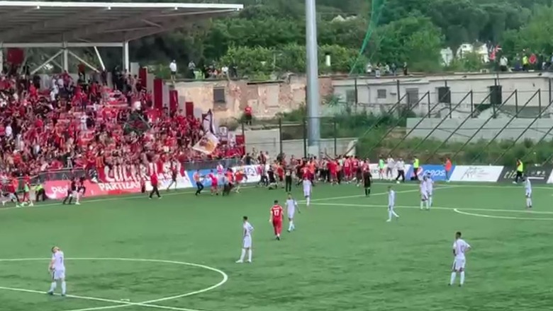 VIDEO/ Gol me aromë titulli nga Rrapaj, tifozët e Partizanit 'pushtojnë' fushën