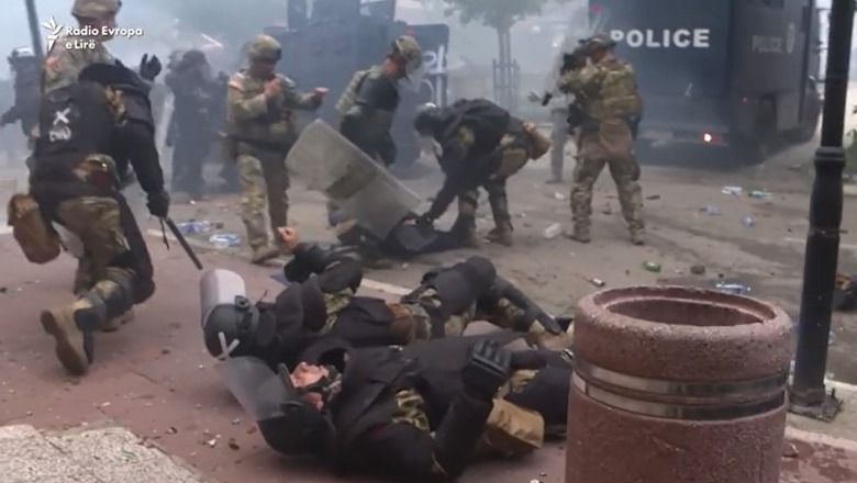 VIDEO/ Ja momenti kur protestuesit serbë përplasen me KFOR! Ushtarët e shtrirë në rrugë