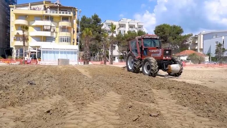 VIDEOLAJM/ Rama publikon pamje nga plazhi i Durrësit: Po punohet për shtrirjen e shtresave të rërës dhe dezinfektimin sezonal, presim më shumë turistë