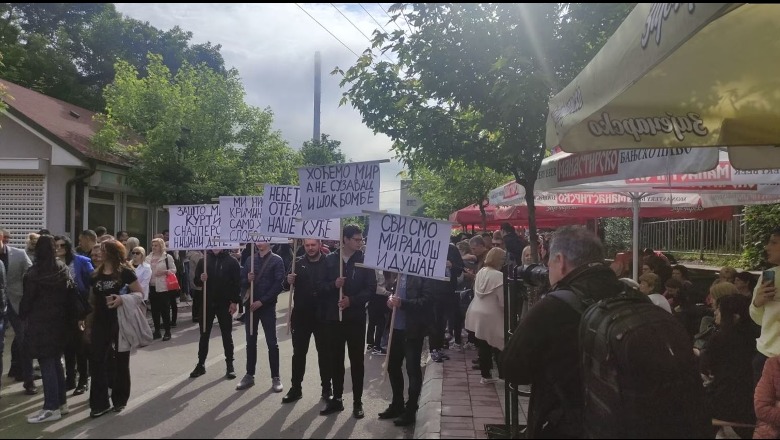 Protestuesit serbë në veri të Kosovës: Nuk do të na dëboni nga shtëpitë tona