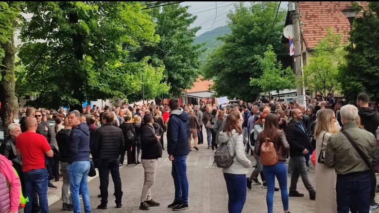 Tensionet në veri, qindra protestues mblidhen në Zveçan